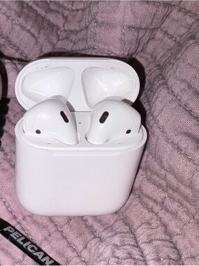 Apple White Wireless AirPods with Charging Case (2nd generation)